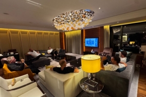 惨！费迪南德、鲁尼等曼联名宿在酒店看曼市德比，结果曼联被吊打