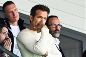 太阳报：菲尔-琼斯观看雷克瑟姆比赛，很可能是受雷诺兹邀请观战