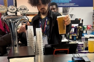 曼城主场一名酒吧工作人员在德比日穿曼联球衣上班，遭到曼城解雇