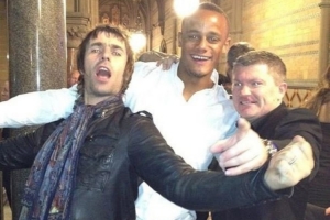 孔帕尼发文悼念曼城忠实球迷、拳王哈顿：安息吧，传奇