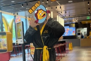 博主晒《黑神话悟空》联动麦当劳“战袍”试穿：穿在身上超帅气！