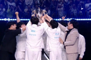 LPL官方发布BLG捧杯时刻：一起见证BLG成为LPL 2025赛季总冠军！