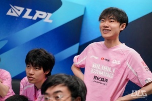 去拿下该死的S冠Knight生涯六个LPL冠军 成为LPL第一人