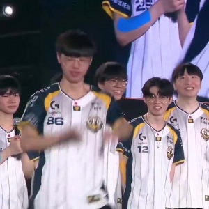 有点尴尬CFO夺冠LCP，上单DRIVER跳起了冠军之舞