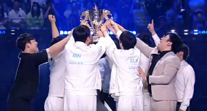 捧起银龙杯！BLG六人组合力举起奖杯 享受夺冠时刻