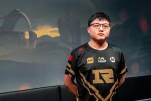 Uzi超话粉丝爆料：今晚Uzi将和Ale、Heng以及某位老板打五排