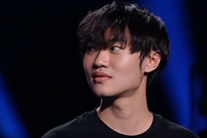 我怎么少了个冠军！刘航口误称这是左手第五冠 其实左手已经斩获六冠