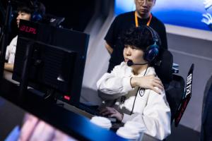 露露到底什么用？Rookie今日继续迷失 各种被抓断节奏堪称战犯