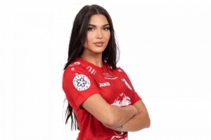 钱没给够！欧洲一女足球员加入WWE，但因薪资太低选择退出