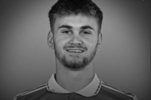 悲剧！前阿森纳青训球员比赛中头部遭撞击受伤去世，年仅21岁