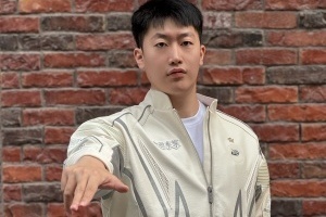 藏张机票？管泽元分享S赛出征队服：里边这个机票夹层的设计