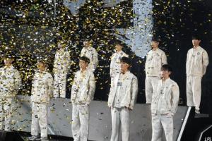 对冲？LPL出征服采用全白设计，而已公布的GEN/T1队服则为全黑