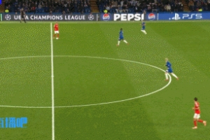 没必要啊！切尔西犯规后恩佐上前把球踢走，被主裁出示黄牌！