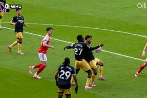 是否处于自然位置？西汉姆球员禁区内手球，主裁没表示VAR未介入
