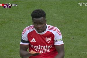 挂彩了！萨卡争球时被对手打脸，鼻子出血