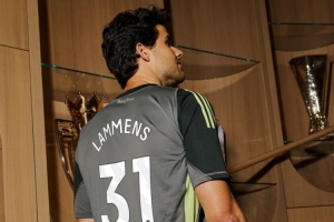 首秀已获认可❤️曼联球迷向拉门斯献曲：你是舒梅切尔假扮的吗