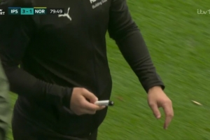 太阳报：球迷多次往场内扔杂物，伊普斯维奇可能遭到处罚