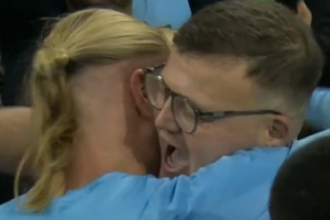 亲切互动！哈兰德赛后送球衣，球迷激动拥抱+献吻