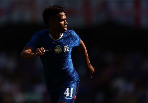 太阳报：切尔西18岁小将埃斯特旺开启慈善项目，免费为青少年服务