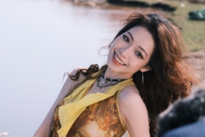 LPL主持人希然晒照：非常非常美丽的无人区 草原的风我永远记得