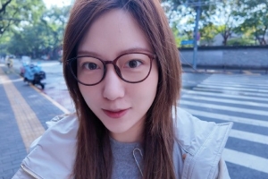 DOTA2解说璨璨晒照体验豆汁：信心满满初见端倪 小口尝试再也不喝