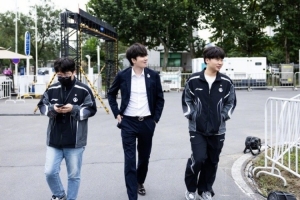 iG发布媒体日返图：今日上班極录，新皮肤越看越顺眼