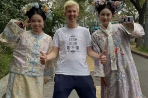 G2官媒晒日常照：早上好！北京！努努大王来了，但，被gank了