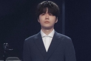 也别太恨了吧！豆瓣网友质疑腾竞作签：刘青松一直在低头找球