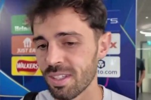 B席赛后：德布劳内来我们更衣室了，我们真的很开心见到他！