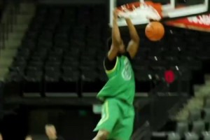 有点像好莱坞电影反派！德拉普看拳击比赛接受美女主持人采访！